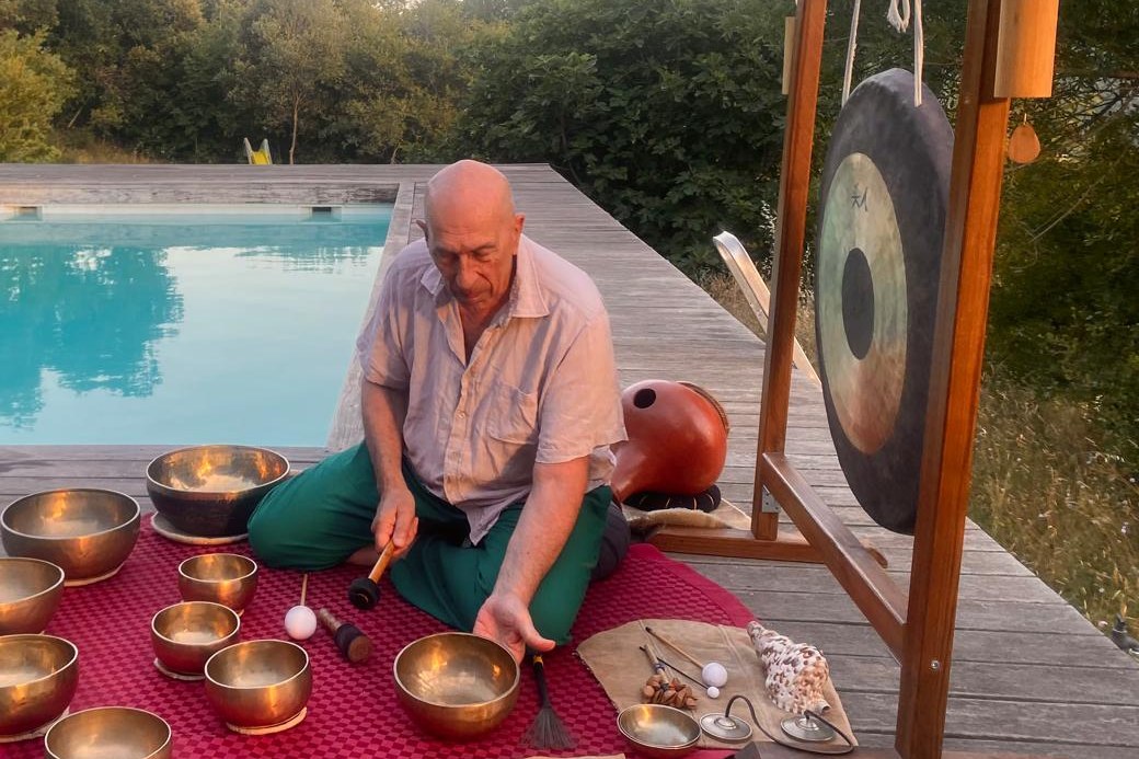 Jean-Marie Forgue avec ses bols chantants et son gong